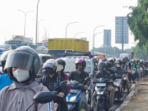 Saking Macetnya TB Simatupang hingga Pemotor Mampir Rest Area