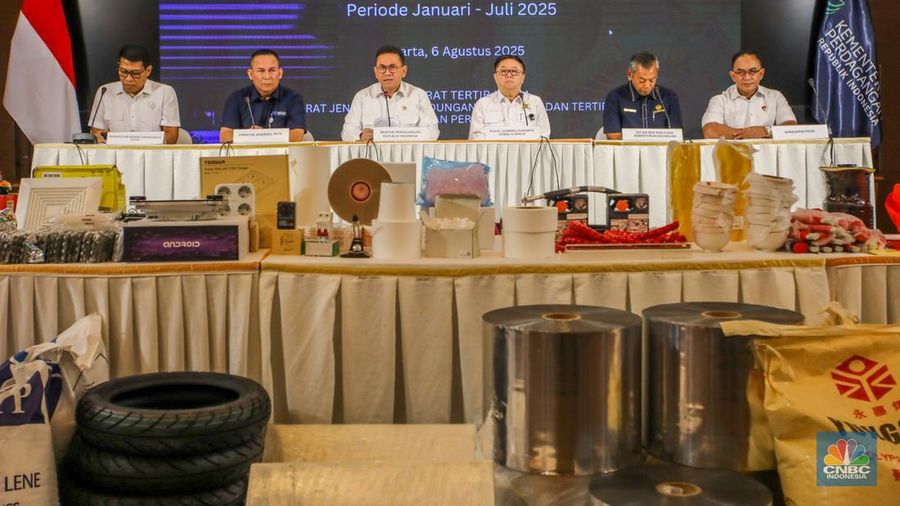 Sejumlah barang sitaan ditampilkan saat Ekspose Barang Hasil Pengawasan di Auditorium Kementerian Perdagangan, Jakarta, Rabu (6/8/2025). (CNBC Indonesia/Faisal Rahman)