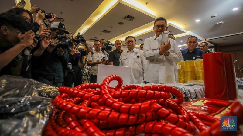 Sejumlah barang sitaan ditampilkan saat Ekspose Barang Hasil Pengawasan di Auditorium Kementerian Perdagangan, Jakarta, Rabu (6/8/2025). (CNBC Indonesia/Faisal Rahman)