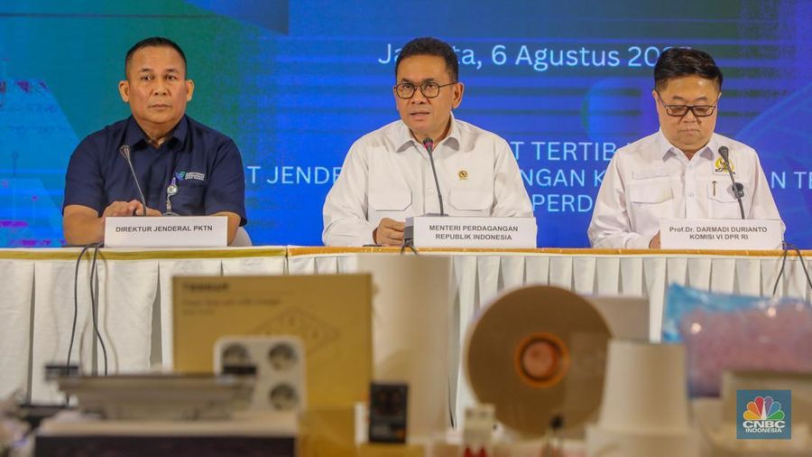Sejumlah barang sitaan ditampilkan saat Ekspose Barang Hasil Pengawasan di Auditorium Kementerian Perdagangan, Jakarta, Rabu (6/8/2025). (CNBC Indonesia/Faisal Rahman)