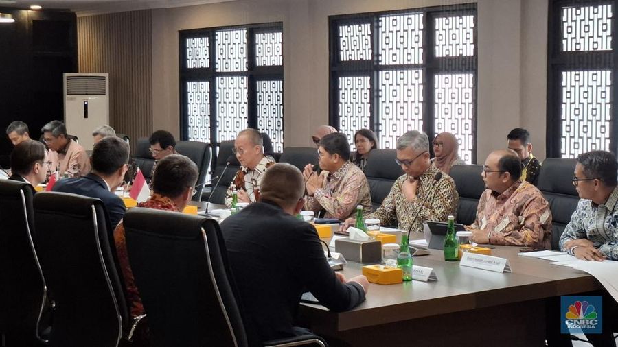 Menteri Perindustrian (Menperin) Agus Gumiwang Kartasasmita menerima kunjungan Menteri Luar Negeri (Menlu) Belarusia dan Wakil Menteri Perindustrian Belarusia, di mana kunjungan perwakilan pemerintah Belarusia ini merupakan bentuk lanjutan dari kunjungan Presiden Prabowo Subianto ke Belarusia pada pertengahan Juli lalu. (CNBC Indonesia/Chandra)