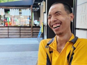 Gigih! Disabilitas Pengantar Makanan Ini Jalan Kaki hingga 300 Kilometer