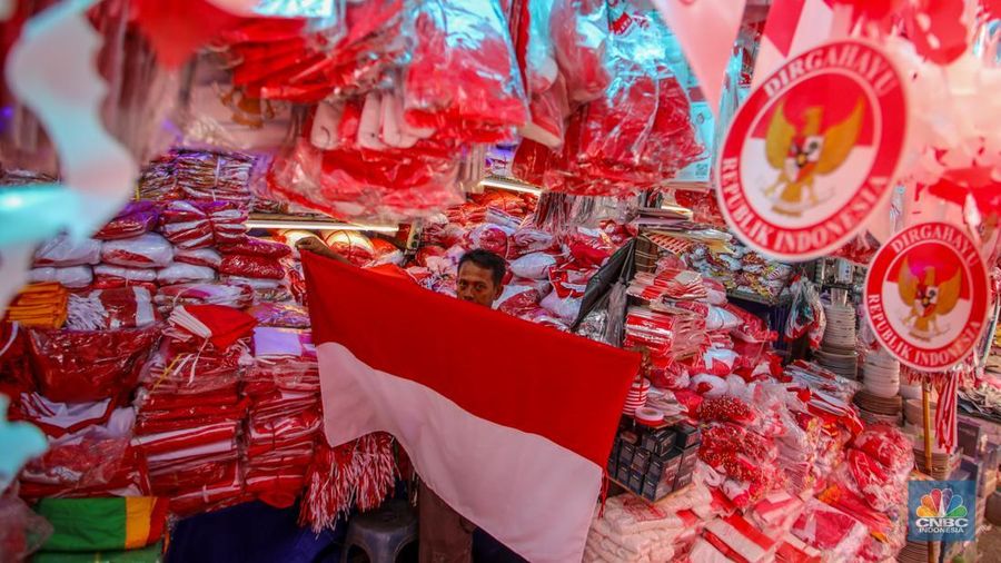 Pedagang melayani pembeli pernak-pernik peringatan Hari Ulang Tahun (HUT) ke-80 Republik Indonesia di kawasam Pasar Jatinegara, Jakarta, Rabu (6/8/2025). (CNBC Indonesia/Faisal Rahman)