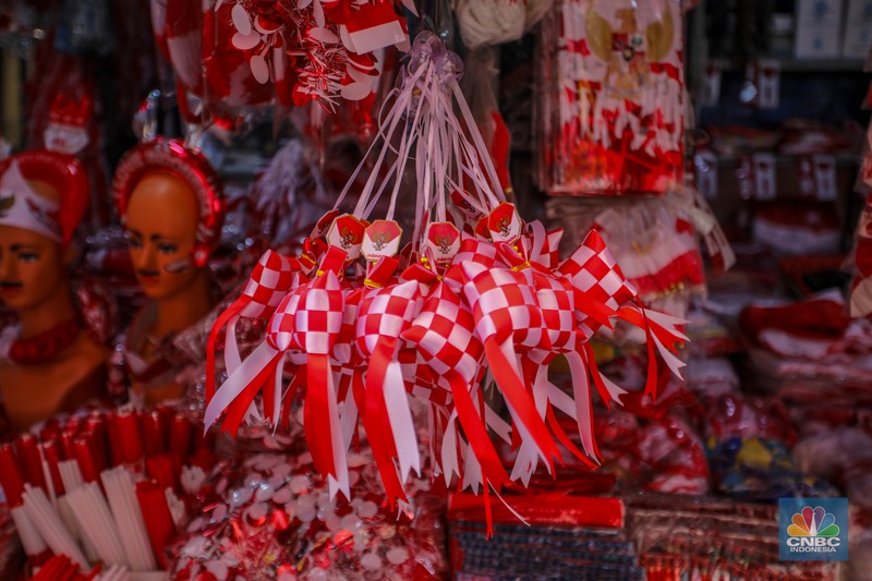 Pedagang melayani pembeli pernak-pernik peringatan Hari Ulang Tahun (HUT) ke-80 Republik Indonesia di kawasam Pasar Jatinegara, Jakarta, Rabu (6/8/2025). (CNBC Indonesia/Faisal Rahman)