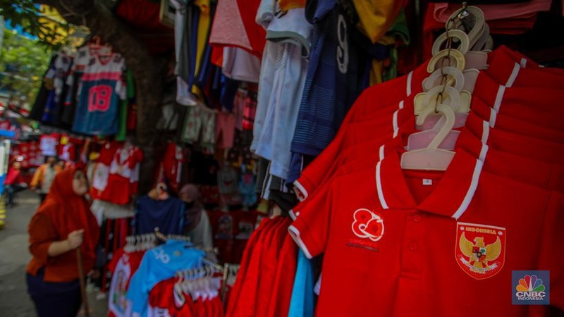 Pedagang melayani pembeli pernak-pernik peringatan Hari Ulang Tahun (HUT) ke-80 Republik Indonesia di kawasam Pasar Jatinegara, Jakarta, Rabu (6/8/2025). (CNBC Indonesia/Faisal Rahman)