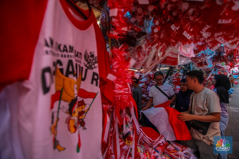 Pedagang melayani pembeli pernak-pernik peringatan Hari Ulang Tahun (HUT) ke-80 Republik Indonesia di kawasam Pasar Jatinegara. Pedagang melayani pembeli pernak-pernik peringatan Hari Ulang Tahun (HUT) ke-80 Republik Indonesia di kawasam Pasar Jatinegara, Jakarta, Rabu (6/8/2025). (CNBC Indonesia/Faisal Rahman)