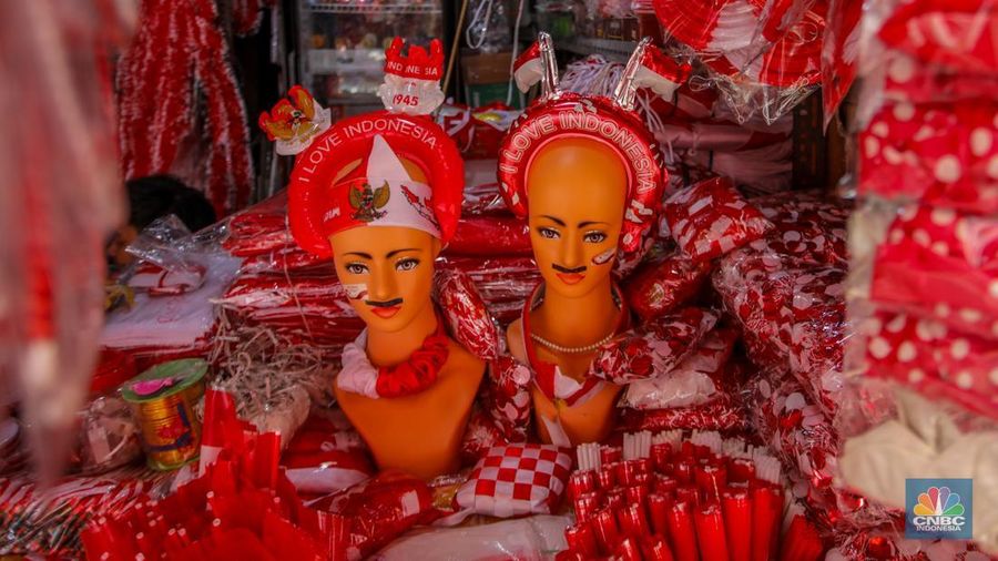 Pedagang melayani pembeli pernak-pernik peringatan Hari Ulang Tahun (HUT) ke-80 Republik Indonesia di kawasam Pasar Jatinegara. Pedagang melayani pembeli pernak-pernik peringatan Hari Ulang Tahun (HUT) ke-80 Republik Indonesia di kawasam Pasar Jatinegara, Jakarta, Rabu (6/8/2025). (CNBC Indonesia/Faisal Rahman)