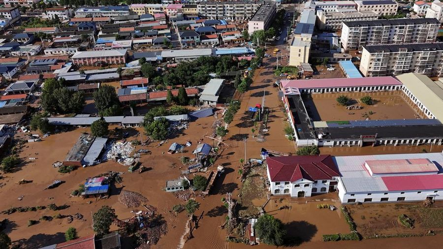 Pemandangan drone menunjukkan sebagian rumah desa dan bangunan lain terendam banjir setelah hujan deras melanda wilayah tersebut, di distrik Miyun, Beijing, Tiongkok, 29 Juli 2025. (REUTERS/Florence Lo)