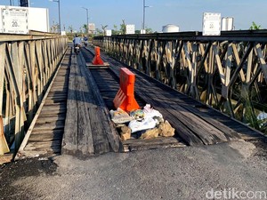 Jembatan Darurat Menuju Masjid Al-Jabbar Perlu Perbaikan