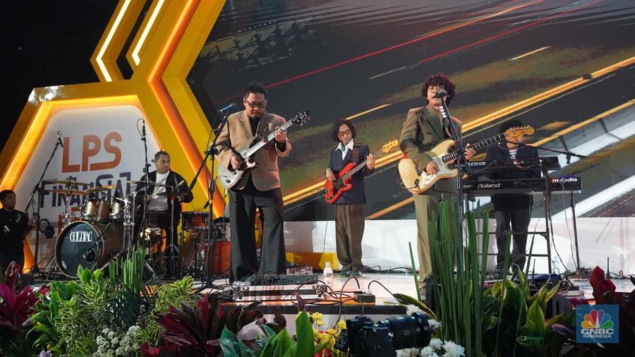 Penampilan Band Coldiac menghibur para pengunjung dalam acara LPS Financial Festival 2025 di Dyandra Convention Center, Surabaya, Jawa Timur, Rabu (6/8/2025). (CNBC Indonesia/Tias Budiarto)