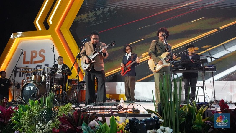 Sejumlah pengunjung mulai memadati Dyandra Convention Center untuk mengikuti acara LPS Financial Festival 2025 di Surabaya, Jawa Timur, Rabu (6/8/2025). (CNBC Indonesia/Tias Budiarto)