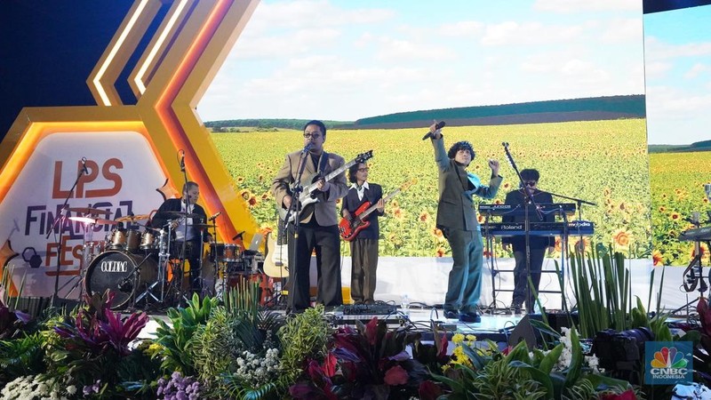 Sejumlah pengunjung mulai memadati Dyandra Convention Center untuk mengikuti acara LPS Financial Festival 2025 di Surabaya, Jawa Timur, Rabu (6/8/2025). (CNBC Indonesia/Tias Budiarto)