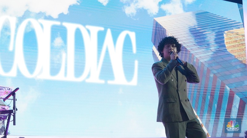 Penampilan Band Coldiac menghibur para pengunjung dalam acara LPS Financial Festival 2025 di Dyandra Convention Center, Surabaya, Jawa Timur. Penampilan Band Coldiac menghibur para pengunjung dalam acara LPS Financial Festival 2025 di Dyandra Convention Center, Surabaya, Jawa Timur, Rabu (6/8/2025). (CNBC Indonesia/Tias Budiarto)