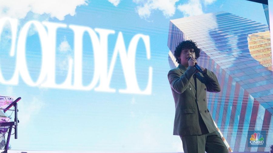 Penampilan Band Coldiac menghibur para pengunjung dalam acara LPS Financial Festival 2025 di Dyandra Convention Center, Surabaya, Jawa Timur, Rabu (6/8/2025). (CNBC Indonesia/Tias Budiarto)