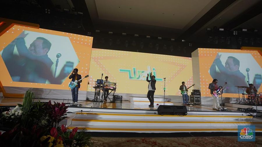 Penampilan Band Coldiac menghibur para pengunjung dalam acara LPS Financial Festival 2025 di Dyandra Convention Center, Surabaya, Jawa Timur, Rabu (6/8/2025). (CNBC Indonesia/Tias Budiarto)