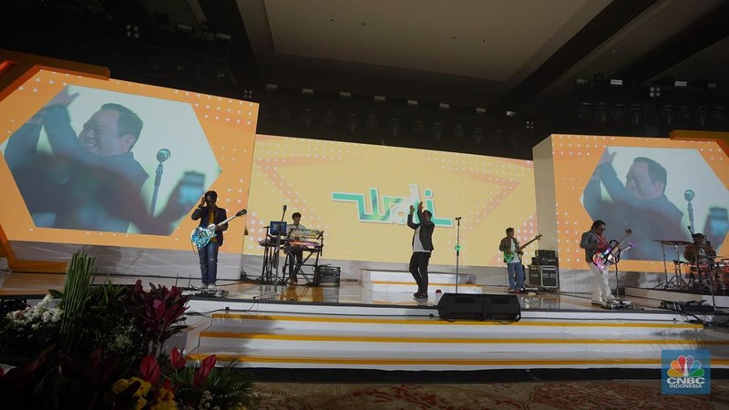 Penampilan Band Coldiac menghibur para pengunjung dalam acara LPS Financial Festival 2025 di Dyandra Convention Center, Surabaya, Jawa Timur, Rabu (6/8/2025). (CNBC Indonesia/Tias Budiarto)