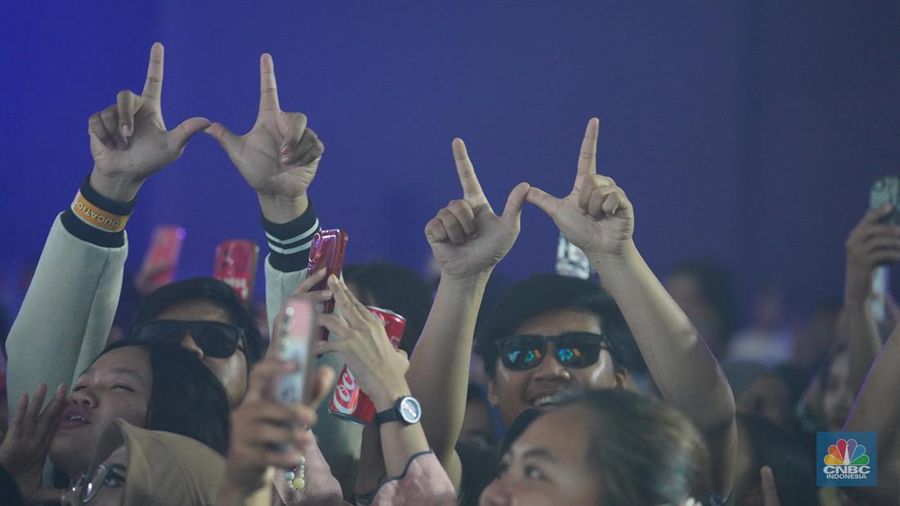 Penampilan Band Coldiac menghibur para pengunjung dalam acara LPS Financial Festival 2025 di Dyandra Convention Center, Surabaya, Jawa Timur, Rabu (6/8/2025). (CNBC Indonesia/Tias Budiarto)