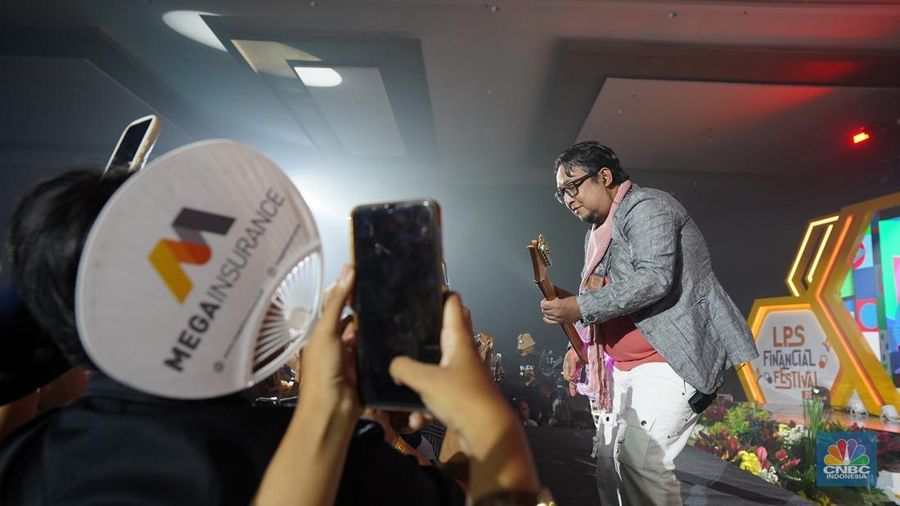 Sejumlah pengunjung mulai memadati Dyandra Convention Center untuk mengikuti acara LPS Financial Festival 2025 di Surabaya, Jawa Timur, Rabu (6/8/2025). (CNBC Indonesia/Tias Budiarto)