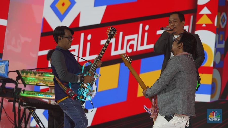Penampilan Band Coldiac menghibur para pengunjung dalam acara LPS Financial Festival 2025 di Dyandra Convention Center, Surabaya, Jawa Timur, Rabu (6/8/2025). (CNBC Indonesia/Tias Budiarto)