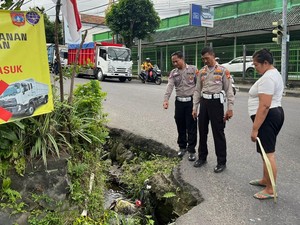 Sopir Truk Serempet Pemotor hingga Tewas Serahkan Diri ke Polres Karangasem