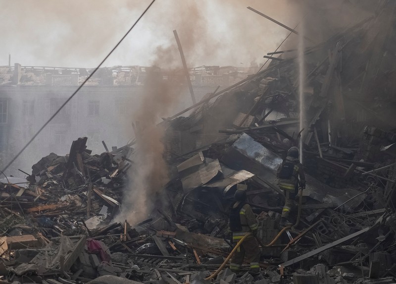 Petugas pemadam kebakaran bekerja di lokasi gedung apartemen yang terkena serangan militer Rusia, di tengah serangan Rusia terhadap Ukraina, di Wilayah Donetsk, di kota Kramatorsk, Ukraina. Petugas pemadam kebakaran bekerja di lokasi gedung apartemen yang terkena serangan militer Rusia, di tengah serangan Rusia terhadap Ukraina, di Wilayah Donetsk, di kota Kramatorsk, Ukraina, 31 Juli 2025. (REUTERS/Yevhen Titov)