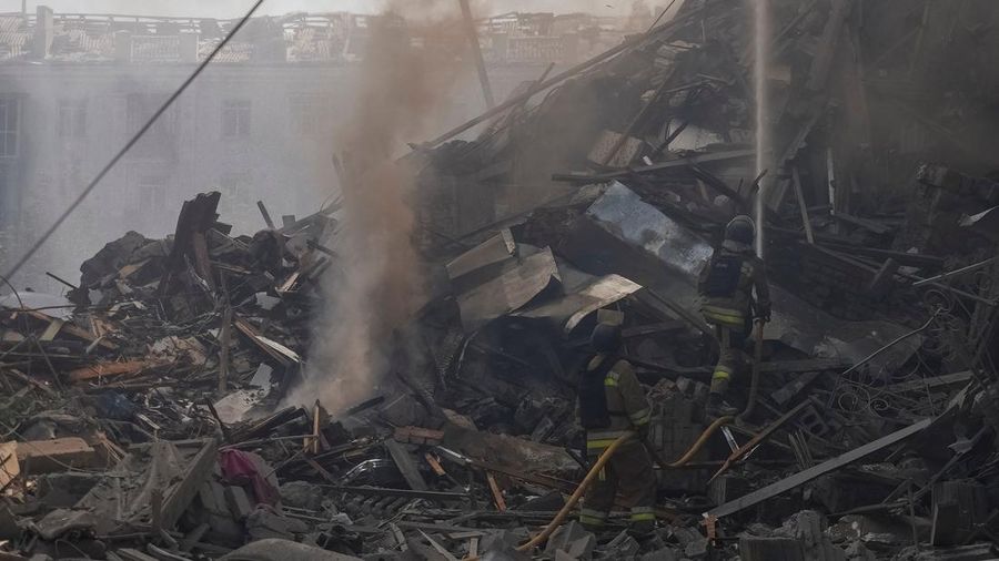 Petugas pemadam kebakaran bekerja di lokasi gedung apartemen yang terkena serangan militer Rusia, di tengah serangan Rusia terhadap Ukraina, di Wilayah Donetsk, di kota Kramatorsk, Ukraina, 31 Juli 2025. (REUTERS/Yevhen Titov)