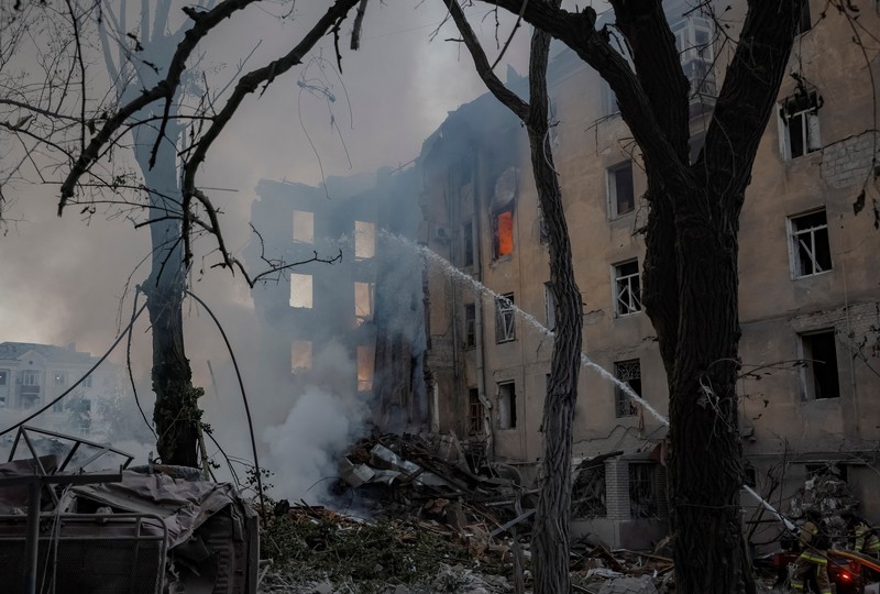Petugas pemadam kebakaran bekerja di lokasi gedung apartemen yang terkena serangan militer Rusia, di tengah serangan Rusia terhadap Ukraina, di Wilayah Donetsk, di kota Kramatorsk, Ukraina. Petugas pemadam kebakaran bekerja di lokasi gedung apartemen yang terkena serangan militer Rusia, di tengah serangan Rusia terhadap Ukraina, di Wilayah Donetsk, di kota Kramatorsk, Ukraina, 31 Juli 2025. (REUTERS/Yevhen Titov)