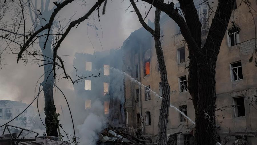 Petugas pemadam kebakaran bekerja di lokasi gedung apartemen yang terkena serangan militer Rusia, di tengah serangan Rusia terhadap Ukraina, di Wilayah Donetsk, di kota Kramatorsk, Ukraina, 31 Juli 2025. (REUTERS/Yevhen Titov)