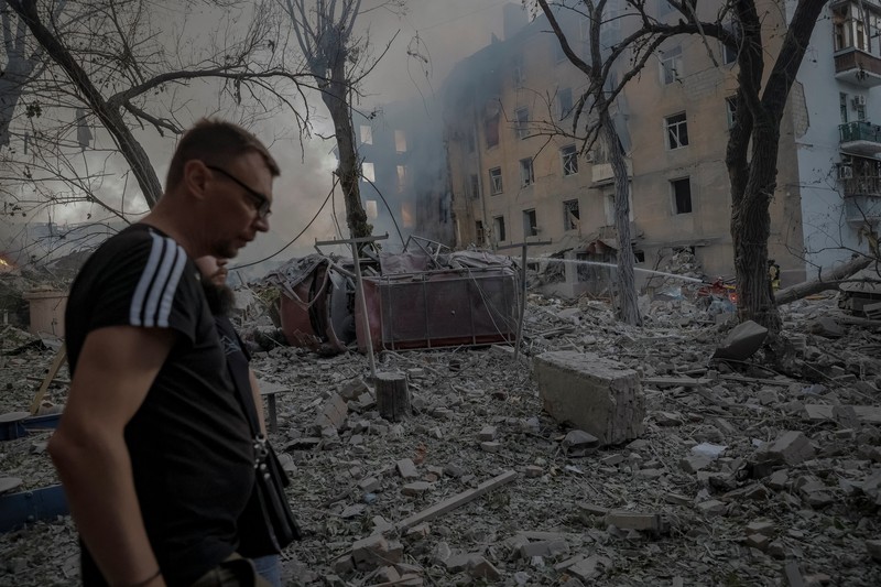 Petugas pemadam kebakaran bekerja di lokasi gedung apartemen yang terkena serangan militer Rusia, di tengah serangan Rusia terhadap Ukraina, di Wilayah Donetsk, di kota Kramatorsk, Ukraina. Petugas pemadam kebakaran bekerja di lokasi gedung apartemen yang terkena serangan militer Rusia, di tengah serangan Rusia terhadap Ukraina, di Wilayah Donetsk, di kota Kramatorsk, Ukraina, 31 Juli 2025. (REUTERS/Yevhen Titov)