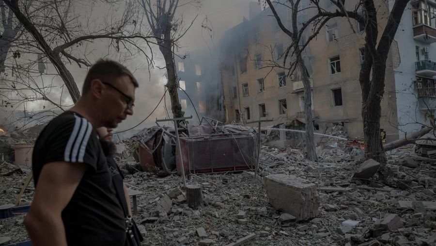 Petugas pemadam kebakaran bekerja di lokasi gedung apartemen yang terkena serangan militer Rusia, di tengah serangan Rusia terhadap Ukraina, di Wilayah Donetsk, di kota Kramatorsk, Ukraina, 31 Juli 2025. (REUTERS/Yevhen Titov)