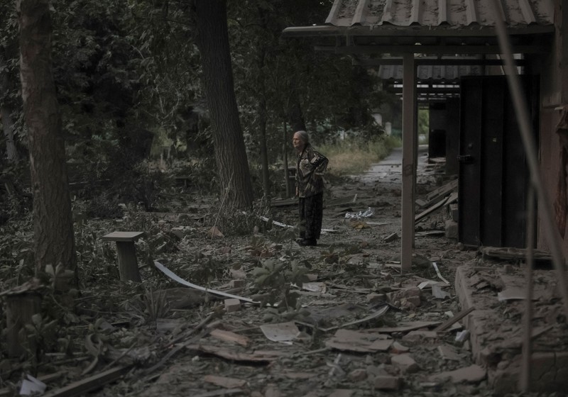 Petugas pemadam kebakaran bekerja di lokasi gedung apartemen yang terkena serangan militer Rusia, di tengah serangan Rusia terhadap Ukraina, di Wilayah Donetsk, di kota Kramatorsk, Ukraina. Petugas pemadam kebakaran bekerja di lokasi gedung apartemen yang terkena serangan militer Rusia, di tengah serangan Rusia terhadap Ukraina, di Wilayah Donetsk, di kota Kramatorsk, Ukraina, 31 Juli 2025. (REUTERS/Yevhen Titov)