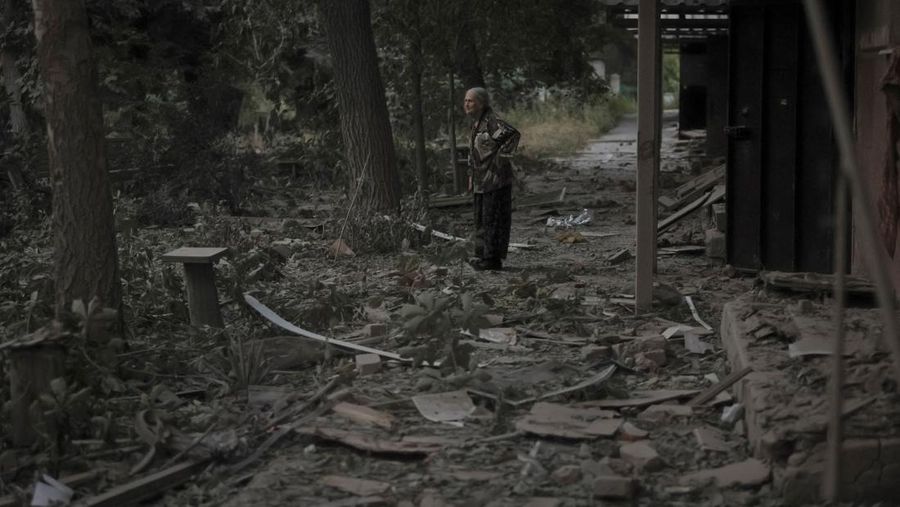 Petugas pemadam kebakaran bekerja di lokasi gedung apartemen yang terkena serangan militer Rusia, di tengah serangan Rusia terhadap Ukraina, di Wilayah Donetsk, di kota Kramatorsk, Ukraina, 31 Juli 2025. (REUTERS/Yevhen Titov)