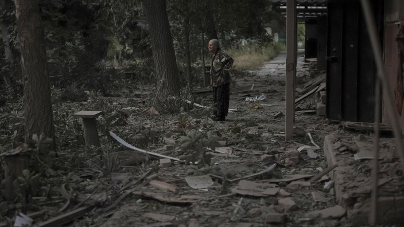 Petugas pemadam kebakaran bekerja di lokasi gedung apartemen yang terkena serangan militer Rusia, di tengah serangan Rusia terhadap Ukraina, di Wilayah Donetsk, di kota Kramatorsk, Ukraina, 31 Juli 2025. (REUTERS/Yevhen Titov)