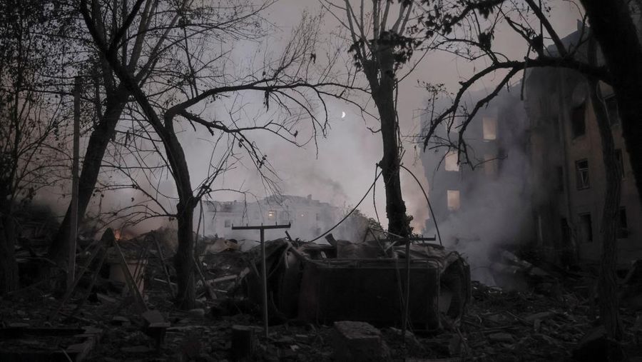 Petugas pemadam kebakaran bekerja di lokasi gedung apartemen yang terkena serangan militer Rusia, di tengah serangan Rusia terhadap Ukraina, di Wilayah Donetsk, di kota Kramatorsk, Ukraina, 31 Juli 2025. (REUTERS/Yevhen Titov)