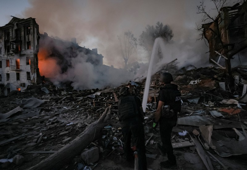 Petugas pemadam kebakaran bekerja di lokasi gedung apartemen yang terkena serangan militer Rusia, di tengah serangan Rusia terhadap Ukraina, di Wilayah Donetsk, di kota Kramatorsk, Ukraina. Petugas pemadam kebakaran bekerja di lokasi gedung apartemen yang terkena serangan militer Rusia, di tengah serangan Rusia terhadap Ukraina, di Wilayah Donetsk, di kota Kramatorsk, Ukraina, 31 Juli 2025. (REUTERS/Yevhen Titov)