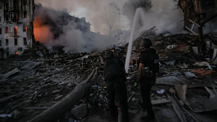 Petugas pemadam kebakaran bekerja di lokasi gedung apartemen yang terkena serangan militer Rusia, di tengah serangan Rusia terhadap Ukraina, di Wilayah Donetsk, di kota Kramatorsk, Ukraina, 31 Juli 2025. (REUTERS/Yevhen Titov)