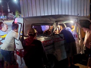 Brakk! Ambulans Angkut Pasien Ditabrak Truk di Banguntapan