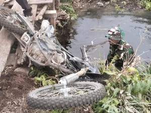 Perjuangan Prajurit TNI Padamkan Karhutla di Rohil, Dikepung Api-Terperosok