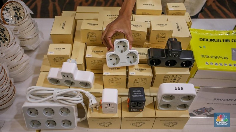 Sejumlah barang sitaan ditampilkan saat Ekspose Barang Hasil Pengawasan di Auditorium Kementerian Perdagangan, Jakarta, Rabu (6/8/2025). (CNBC Indonesia/Faisal Rahman)