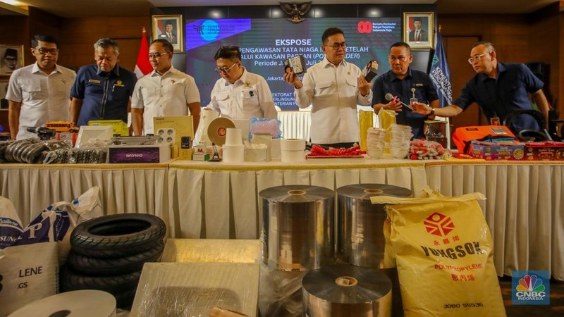 Sejumlah barang sitaan ditampilkan saat Ekspose Barang Hasil Pengawasan di Auditorium Kementerian Perdagangan, Jakarta, Rabu (6/8/2025). (CNBC Indonesia/Faisal Rahman)