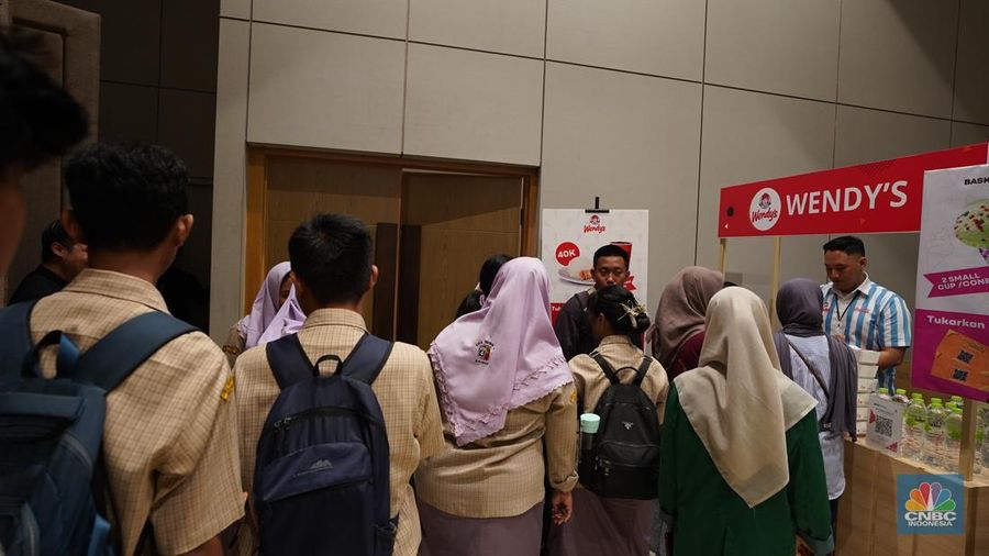 Sejumlah pengunjung memadati booth makanan dalam LPS Financial Festival 2025 di Dyandra Convention center, Surabaya, Jawa Timur, Rabu (6/8/2025). (CNBC Indonesia/Tias Budiarto)