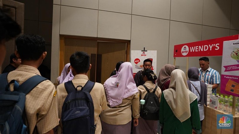 Sejumlah pengunjung memadati booth makanan dalam LPS Financial Festival 2025 di Dyandra Convention center, Surabaya, Jawa Timur, Rabu (6/8/2025). (CNBC Indonesia/Tias Budiarto)