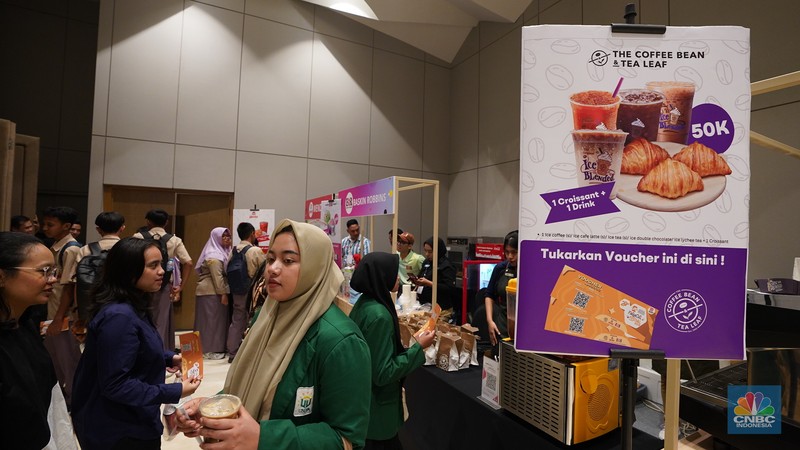 Sejumlah pengunjung memadati booth makanan dalam LPS Financial Festival 2025 di Dyandra Convention center, Surabaya, Jawa Timur, Rabu (6/8/2025). (CNBC Indonesia/Tias Budiarto)