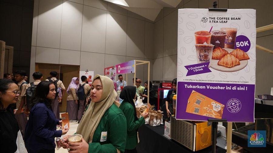 Sejumlah pengunjung memadati booth makanan dalam LPS Financial Festival 2025 di Dyandra Convention center, Surabaya, Jawa Timur, Rabu (6/8/2025). (CNBC Indonesia/Tias Budiarto)