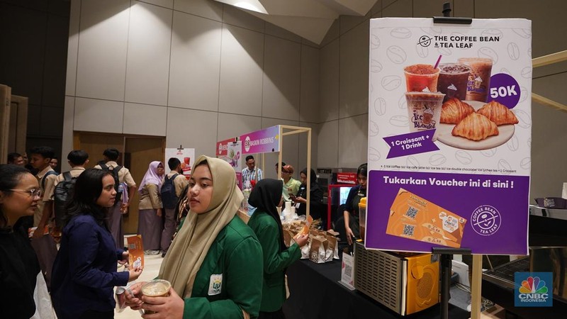 Sejumlah pengunjung memadati booth makanan dalam LPS Financial Festival 2025 di Dyandra Convention center, Surabaya, Jawa Timur, Rabu (6/8/2025). (CNBC Indonesia/Tias Budiarto)