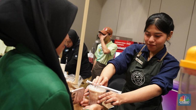 Sejumlah pengunjung memadati booth makanan dalam LPS Financial Festival 2025 di Dyandra Convention center, Surabaya, Jawa Timur, Rabu (6/8/2025). (CNBC Indonesia/Tias Budiarto)