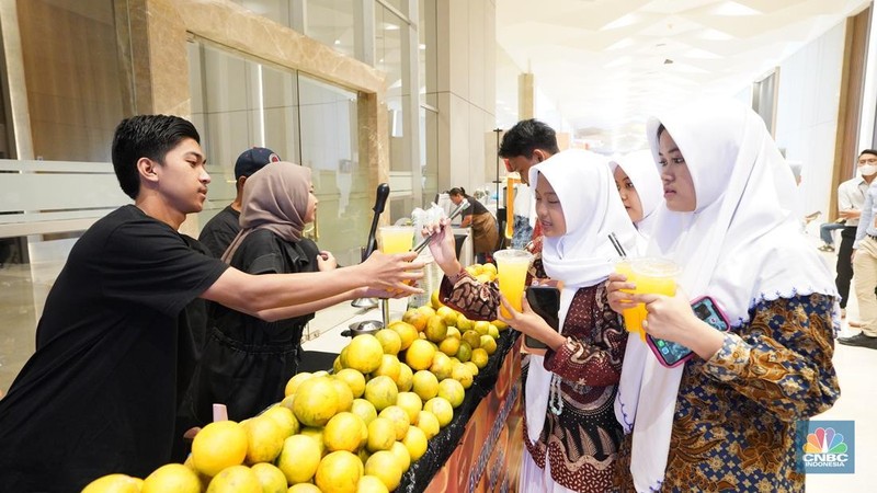 Sejumlah pengunjung memadati booth makanan dalam LPS Financial Festival 2025 di Dyandra Convention center, Surabaya, Jawa Timur, Rabu (6/8/2025). (CNBC Indonesia/Tias Budiarto)