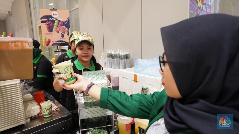 Sejumlah pengunjung memadati booth makanan dalam LPS Financial Festival 2025 di Dyandra Convention center, Surabaya, Jawa Timur, Rabu (6/8/2025). (CNBC Indonesia/Tias Budiarto)