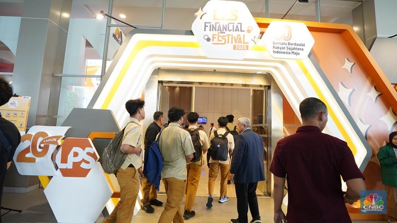 Sejumlah pengunjung mulai memadati Dyandra Convention Center untuk mengikuti acara LPS Financial Festival 2025 di Surabaya, Jawa Timur, Rabu (6/8/2025). (Tias Budiarto)