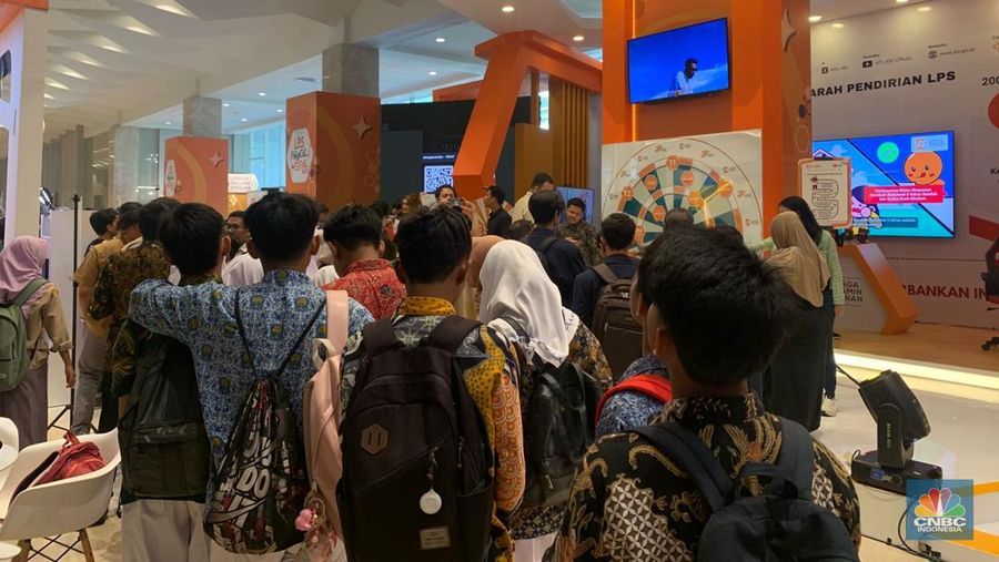 Sejumlah pengunjung mulai memadati Dyandra Convention Center untuk mengikuti acara LPS Financial Festival 2025 di Surabaya, Jawa Timur, Rabu (6/8/2025). (CNBC Indonesia/Ayyi Ahmad Hidayat)